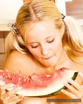 墨西哥美女吃瓜,尽享夏日风情