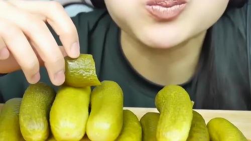 外国女子吃腌瓜,外国女子品尝地道腌瓜，感受中华美食魅力
